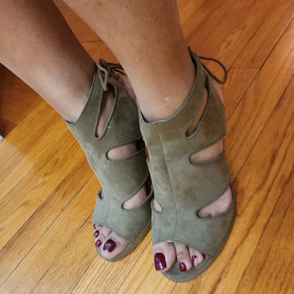 Heels - Picture 7 of 7